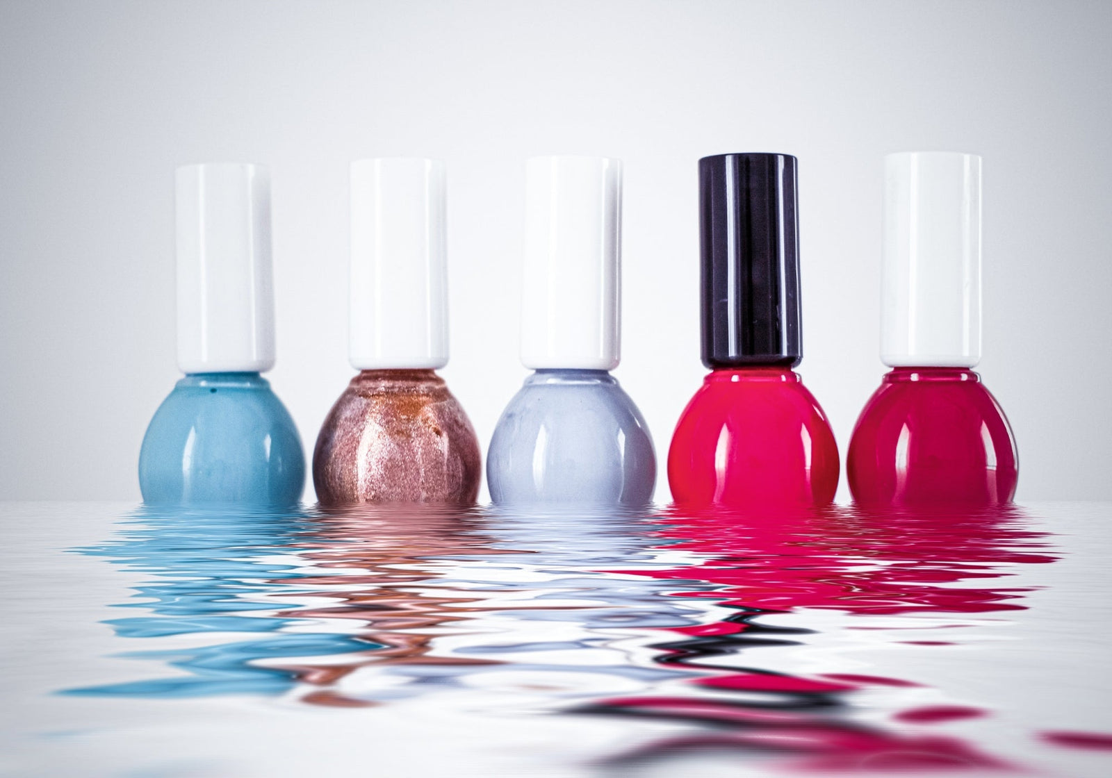 Gel-Stripes vs. Nagellack – Was hält besser und schont deine Nägel?